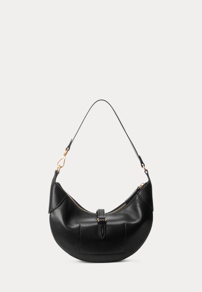 Čierna kožená kabelka na rameno v tvare polmesiaca so zlatým zipsom a kovaniami, s jedným horným remienkom a predným prešitým detailom.