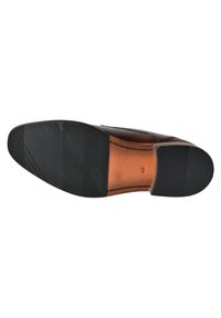 Scarpa in pelle marrone con suola in gomma, caratterizzata da un design a taglio basso, superficie testurizzata e tacco nero a contrasto. Nota per le cuciture dettagliate.