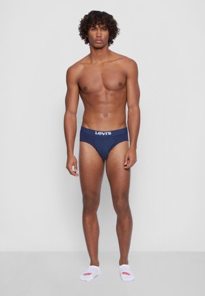 Himmelblaue Levi's Slips mit einem elastischen Bund mit Markenlogo, tailliertem Design und glattem Stoff, kombiniert mit weißen Socken mit Logo.