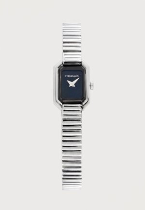 Orologio Ferragamo con quadrante rettangolare, quadrante nero, lancette argentate e cinturino elastico in metallo argentato lucidato.