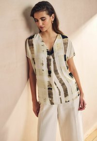 Next SHORT SLEEVE OVERHEAD STANDARD - Pusero - ecru brown yellow check print