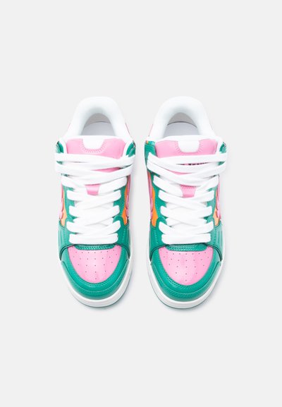 Ζευγάρι ροζ, πράσινων και πορτοκαλί χαμηλών αθλητικών παπουτσιών με λευκά κορδόνια, αποτυπωμένα από ψηλά σε απλό λευκό φόντο.