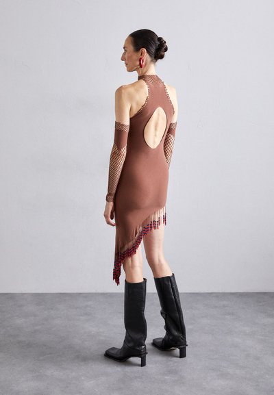 Sinead Gorey UNION JACK PRINTED DRESS WITH BEADED TASSELS AND GLOVES - Haljina od žerseja - brown