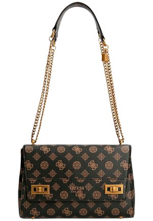 Zwart en bruin gegoten Guess handtas met gouden kettingriem en gouden sluitingsdetails, met Guess-logo en tekst "EST 1981".