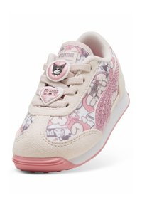 Zapatilla ligera de color rosa con una puntera de gamuza, estampado de dibujos animados en tonos pastel y acentos de purpurina. Presenta botones decorativos y una suela texturizada.