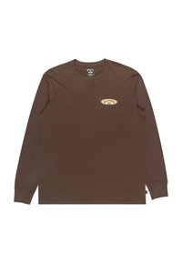 Camiseta de manga larga marrón hecha de algodón, con un pequeño logo amarillo y blanco en el pecho y puños acanalados.