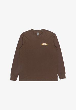 Langärmliges braunes T-Shirt aus Baumwolle, mit einem kleinen gelb-weißen Logo auf der Brust und gerippten Bündchen.