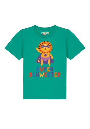 Türkises Baumwoll-T-Shirt mit einem Comic-Löwen in einem Superhelden-Cape; Text "SUPER SCHWESTER" in buntem, verspieltem Schriftzug.