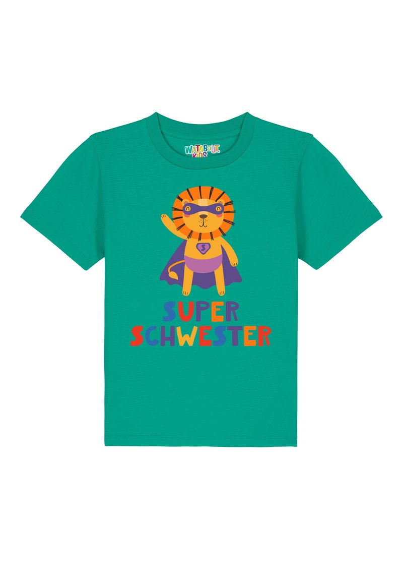 Turquoise katoenen T-shirt met een cartoonleeuw in een superheldencape; tekst "SUPER SCHWESTER" in kleurrijk, speels lettertype.