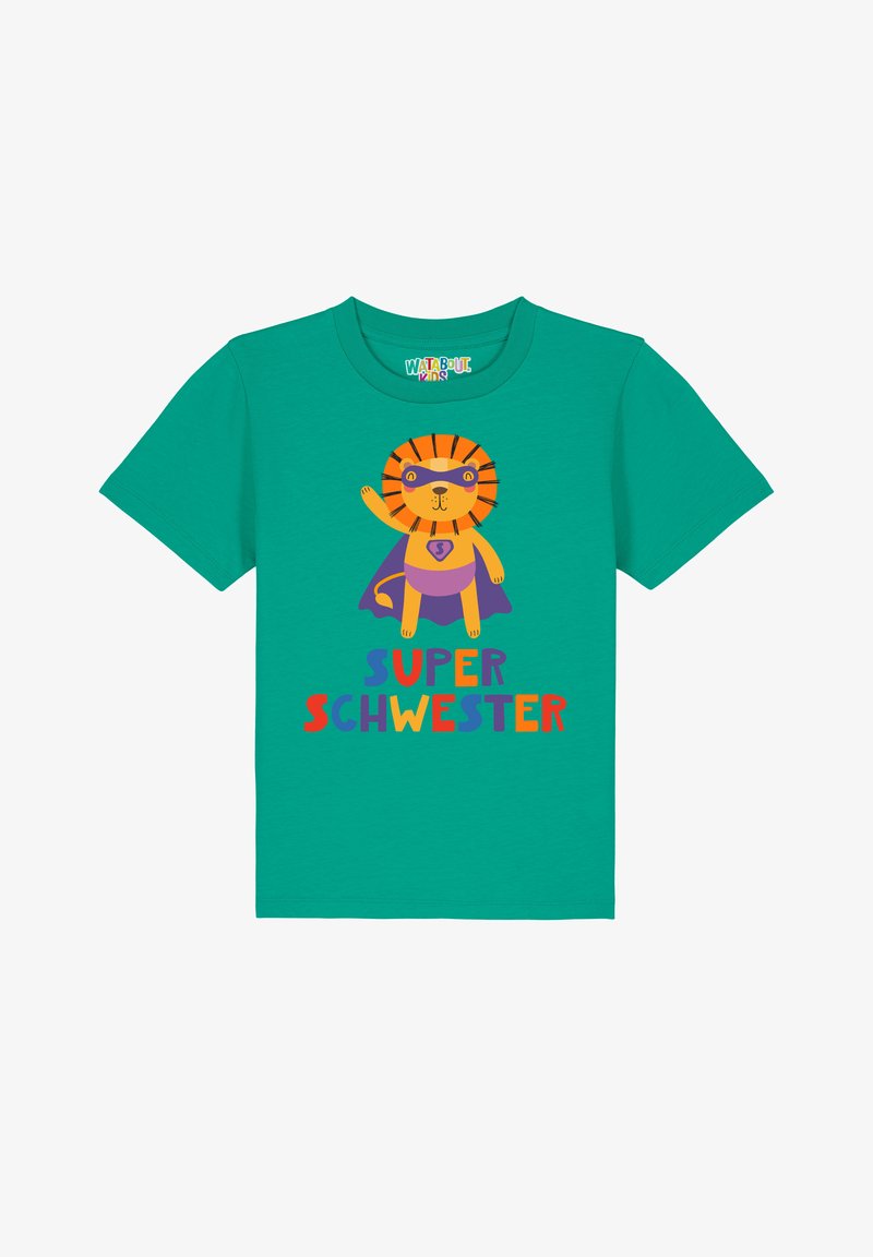 Turquoise katoenen T-shirt met een cartoonleeuw in een superheldencape; tekst "SUPER SCHWESTER" in kleurrijk, speels lettertype.
