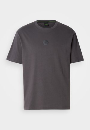 T-shirt en coton gris à manches courtes et col rond. Équipé d'un logo hexagonal texturé sur la poitrine. Design simple et décontracté.