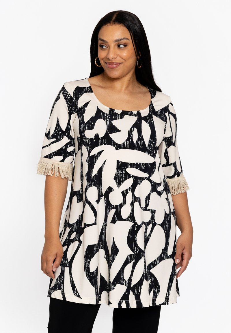Zwarte en crème tuniek met abstracte patronen, vierkante halslijn en franjes aan de mouwen. Gemaakt van een gladde stof met een comfortabele pasvorm.