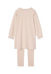 Weiches rosa Pyjama-Set mit einer langärmligen Tunika im gepunkteten Muster und elastischen Bündchen, kombiniert mit passenden engen Leggings.