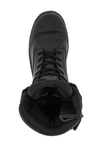 Zwarte laars met een soepel leren bovenwerk, vetersluiting, gevoerd kraagje en een gestructureerde nylon binnenvoering. Voorzien van een zijrits voor gemakkelijk aan- en uittrekken.