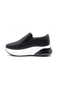 Czarne slip-on sneakersy z gładką skórzaną cholewką, białą podeszwą środkową i czarną gumową podeszwą z teksturowanym bieżnikiem.