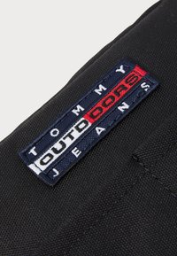 Tommy Jeans ARCHIVE WASHBAG UNISEX - Kosmetická taška - black