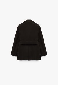 Czarny wełniany płaszcz o dopasowanym kroju, z wykładanym kołnierzem, długimi rękawami i paskiem w talii. Charakteryzuje się gładką fakturą i minimalistycznym wzornictwem.