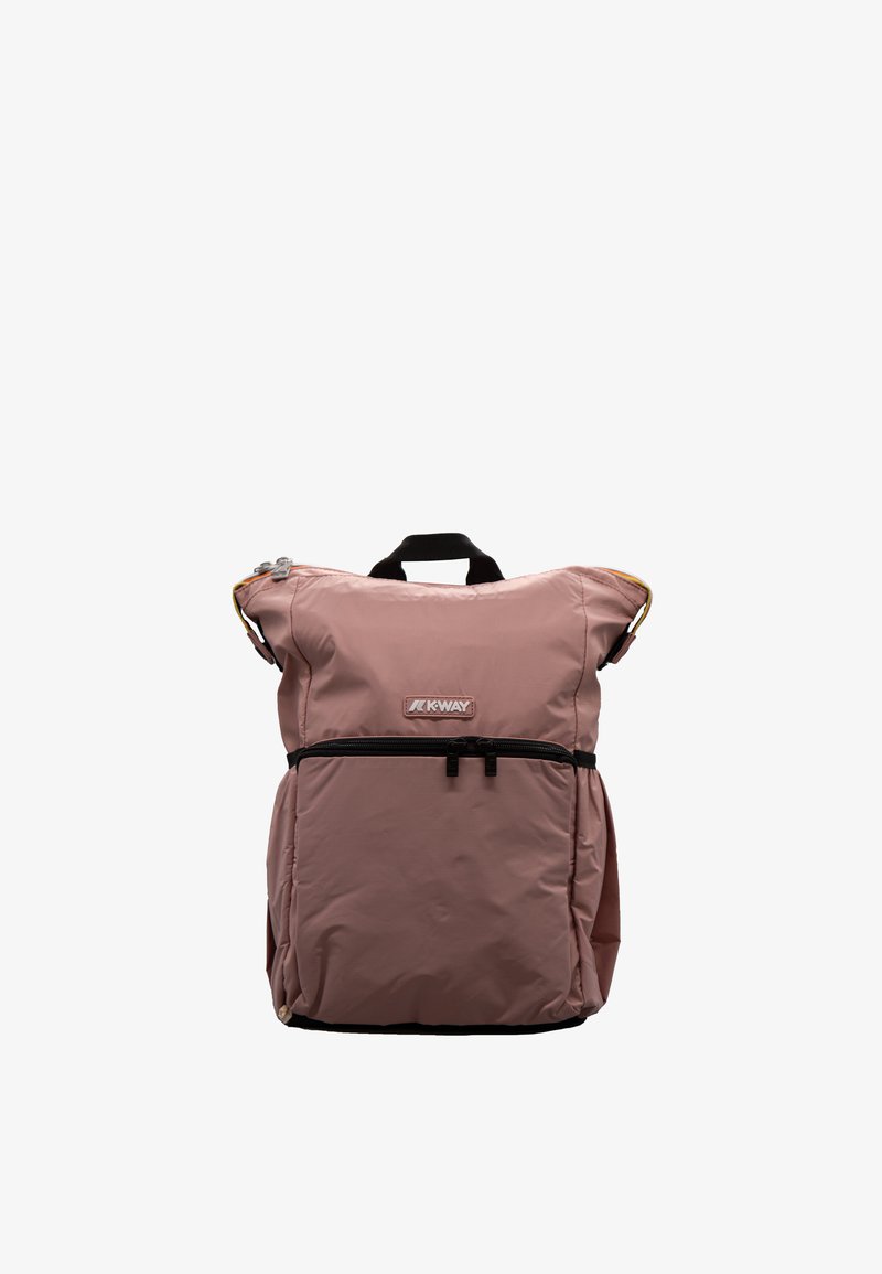 Zaino in nylon rosa con design a risvolto, tasca frontale con zip e dettagli neri. Presenta un manico superiore e spallacci regolabili.