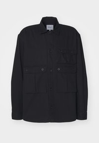 Zwarthemdjack met een knoopsluiting aan de voorkant, twee borstzakken en een brede kraag. Gemaakt van zachte stof met een matte afwerking.