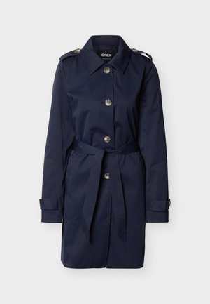 Námornícka modrá trenčkot s veľkými gombíkmi, opaskom v páse, nášivkami na pleciach a remienkami na manžetách na jednoduchom pozadí.