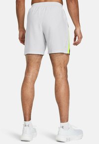 Under Armour LAUNCH - Spordišortsid - halo gray