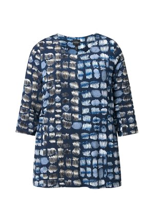 Top azul marino con estampado texturizado de círculos y líneas en azul claro y crema. Corte holgado con mangas tres cuartos y escote redondo.