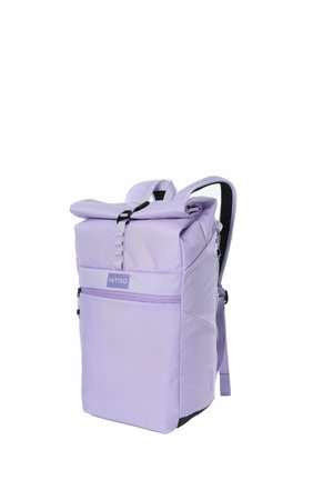 Sac à dos lavande à rabat roulé, poche zippée frontale, bretelles rembourrées et logo "NITRO" sur le devant.