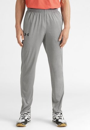 Pantalones deportivos grises con cintura elástica, piernas ajustadas y detalle de logo negro. Fabricados con una tela ligera y suave.