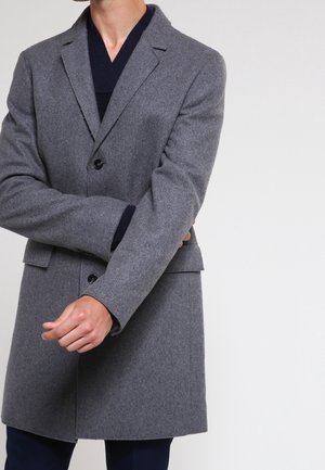 Abrigo de lana gris con corte ajustado, cierre de botón simple y bolsillos. La tela texturizada muestra un acabado suave y un diseño estructurado.