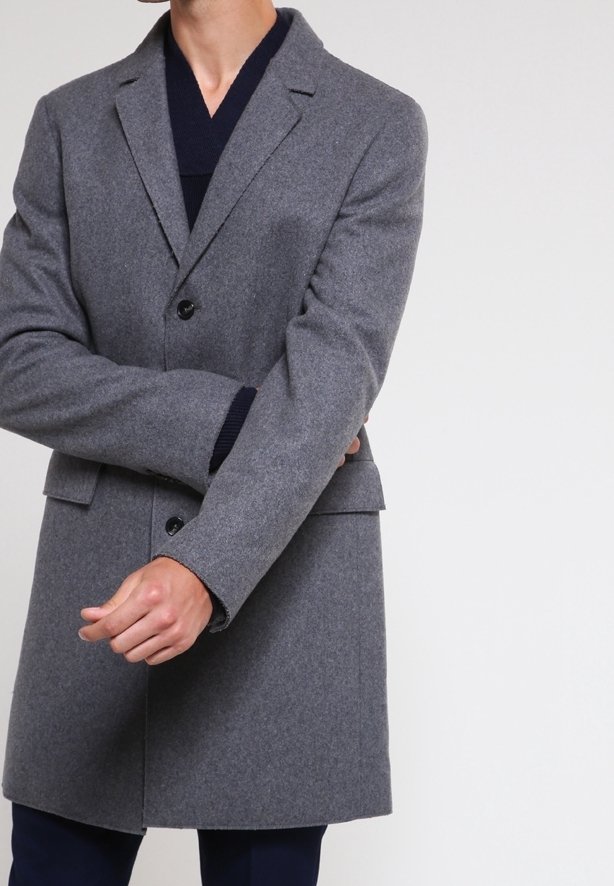 Abrigo de lana gris con corte ajustado, cierre de botón simple y bolsillos. La tela texturizada muestra un acabado suave y un diseño estructurado.