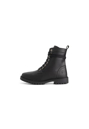 Zwarte leren veterschoenen tot de enkel met een robuuste zool en een treklip aan de achterkant, getoond in het rechterzijde profiel op een witte achtergrond.