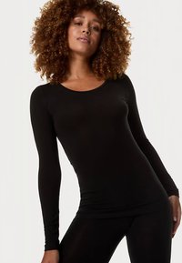 Zwart shirt met lange mouwen, gemaakt van zacht, rekbaar stof, met een ronde halslijn, aansluitend ontwerp en naadloze constructie.