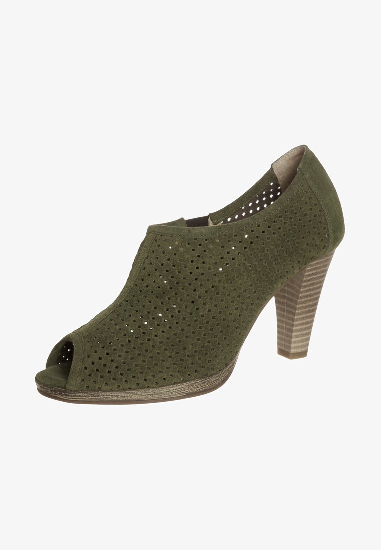 Grüner Wildlederschuh mit offenem Zehenbereich, perforiertem Obermaterial, hohem Absatz und kontrastierender strukturiertem hellbraunem Schuhboden. Verfügt über einen modernen Schnitt und ein elegantes Design.