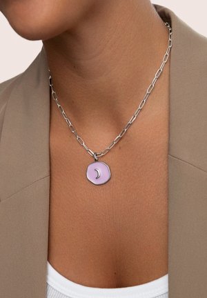 Zilveren ketting met een schakeldesign; voorzien van een ronde, lichtpaarse hanger met een halve maan-vorm in het midden en een onregelmatige rand.
