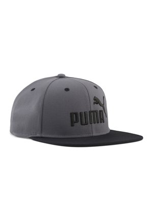 Grå og sort Puma baseballkasket med flad skygge og broderet logo på frontpanelet, vist på en hvid baggrund.