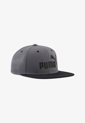 Casquette de baseball Puma grise et noire avec une visière plate et un logo brodé sur le panneau avant, présentée sur fond blanc.