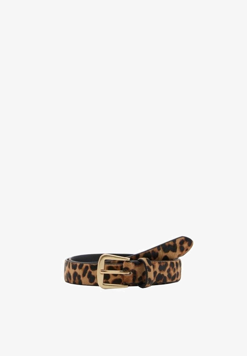 Ceinture en cuir avec motif léopard marron et noir et boucle rectangulaire dorée, enroulée avec l’extrémité glissée dans la boucle.