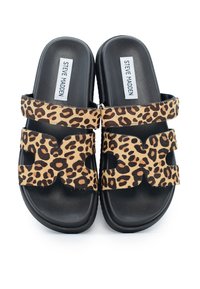 Sandali con stampa leopardata, dotati di due cinturini neri, parte superiore in pelle stampata testurizzata, suola nera e etichetta del marchio sulla soletta.