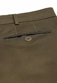 Pantalons vert olive avec un tissu texturé, présentant une poche arrière zippée et un bouton en métal doré avec "Meyer" embossé.