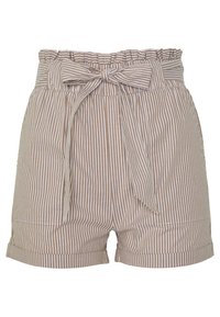Shorts beige à rayures verticales blanches et beiges, taille haute avec une ceinture nouée en tissu à la taille boule.