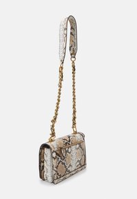 Borsa con motivo python dalla forma strutturata, dotata di tracolla in catena dorata, texture contrastanti e compartimento con zip.