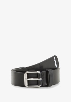 Zwarte leren riem met een zilverkleurige metalen gesp, gladde textuur, rechthoekige vorm, met een logo op de riemlus.
