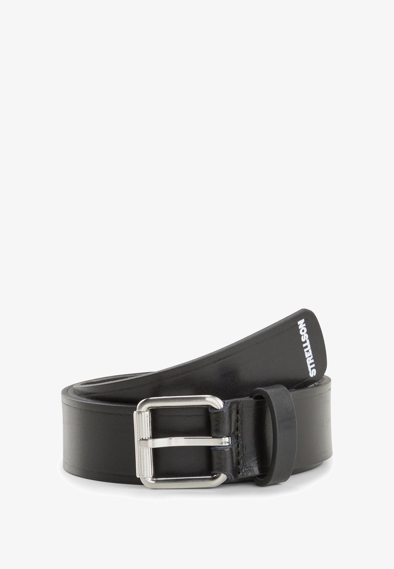 Zwarte leren riem met een zilverkleurige metalen gesp, gladde textuur, rechthoekige vorm, met een logo op de riemlus.