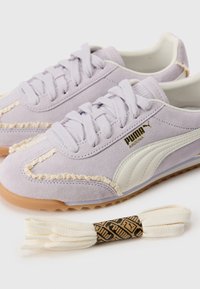 Adidași din suede purpuriu cu accente crem, cusături texturate și o talpă din cauciuc. Include șireturi suplimentare crem cu un tag branduit.