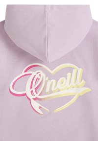Hoodie violet clair avec un logo O'Neill en forme de cœur brillant rose et jaune imprimé dans le dos, sous la capuche.