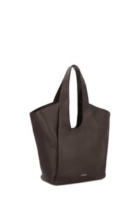 Rjava usnjena torba z strukturiramo površino, odprtim vrhom in podolgovatimi ročaji. Ima subtilen logo na dnu.