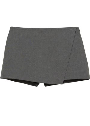 Sive wrap-style kratke hlače napravljene od glatkog materijala, s dijagonalnim rezom i čistim rubovima. Nema vidljivih metalnih dijelova ili ukrasa.