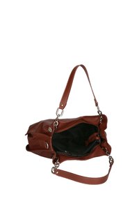 Sac à main en cuir marron avec un design incurvé, fermeture éclair supérieure, quincaillerie argentée et doubles poignées. L'intérieur est doté d'une doublure noire.