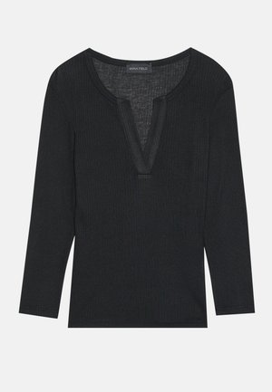 Sort langærmet bluse med ribbet tekstur, V-hals og subtile syninger. Materialet er let strækbart for komfort.