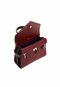 Sac à main en cuir bordeaux avec une finition texturée, quincaillerie en argent et fermeture par rabat. L'intérieur présente une doublure bleue et des compartiments spacieux.